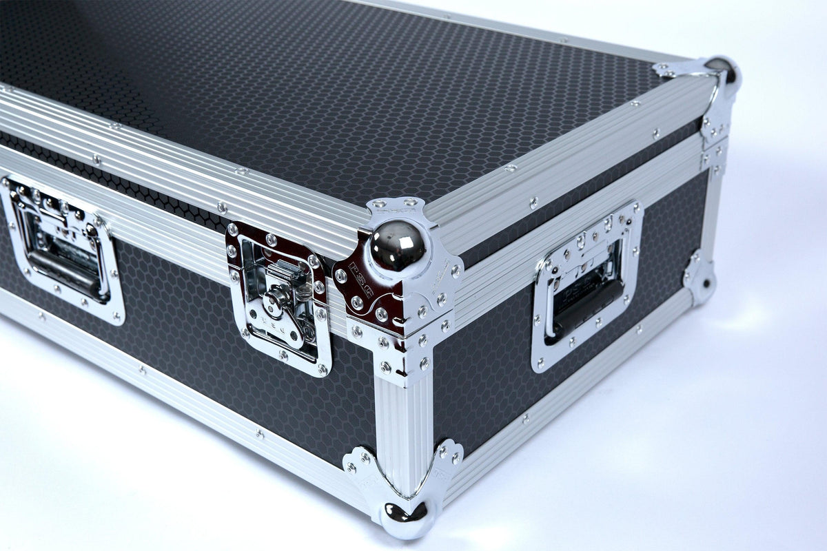 Pedaltrain Classic 3 with Wheeled Tour Case in Black Honeycomb Finish - Pedaltrain - 5 Rails, 8&quot; Incline, Black Honey Comb, Classic 3, Classic Series, Pedal Board w/ Tour Case, PT-3, Tour Case, Wheels, Width: 20&quot;-24&quot; - KO Music Marketing